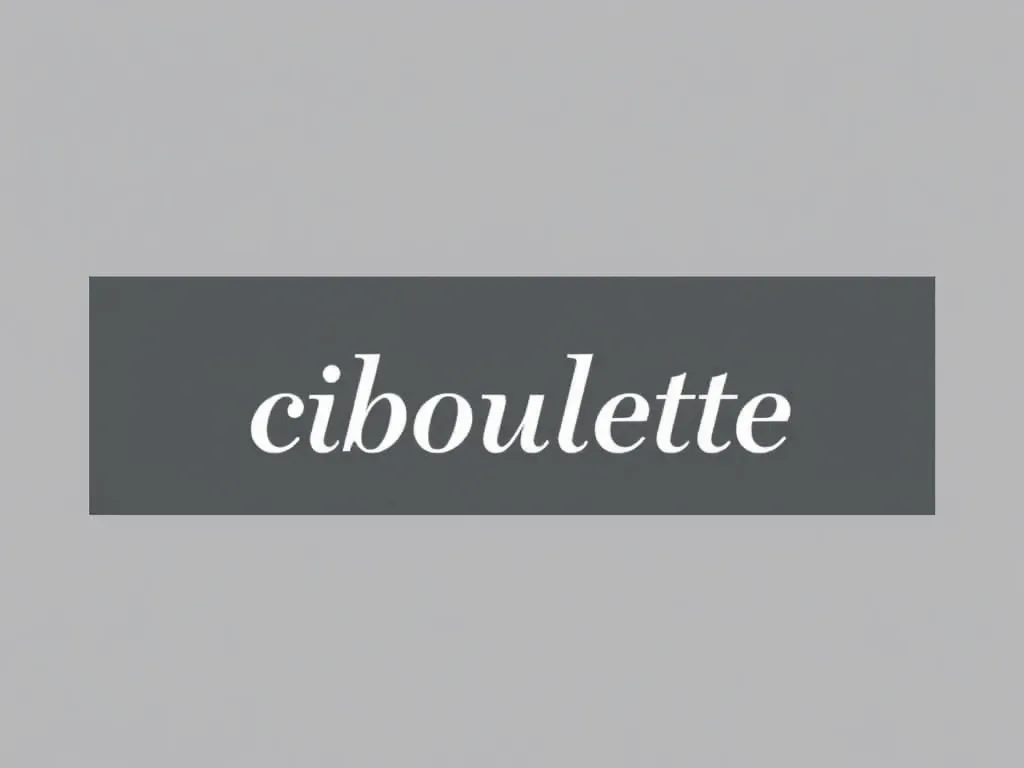 Une touffe de ciboulette en pot sur un rebord de fenêtre, avec des tiges vertes dressées et quelques fleurs violettes en boutons, arrière-plan flou de cuisine lumineuse.